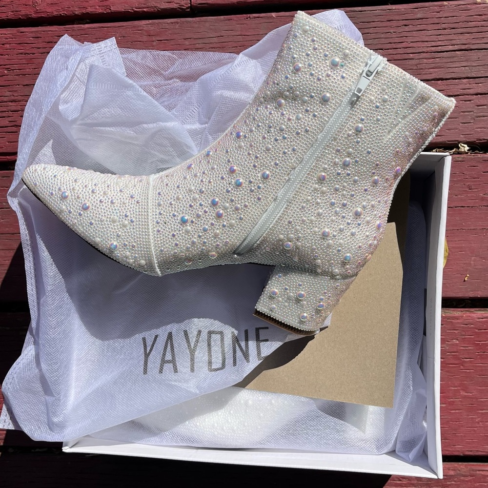 Elegant White Ankle Boots with Pearl Detailing - Picture 8 of 8